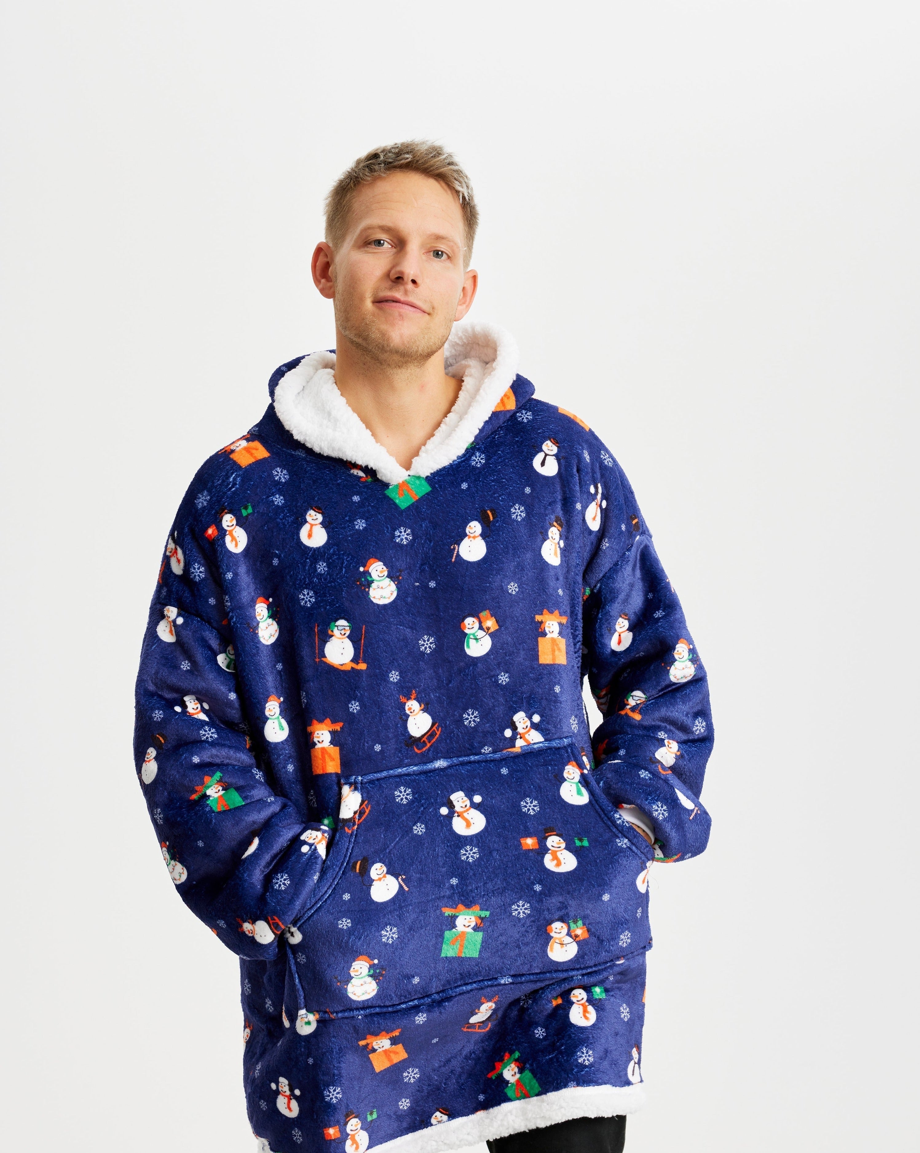 Ein Mann trägt einen blauen Weihnachtskapuzenpullover mit Schneemännern.